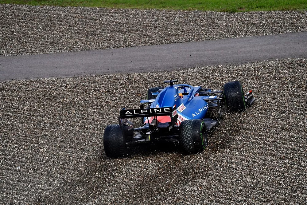 Fernando Alonso, Alpine A521, dans les graviers