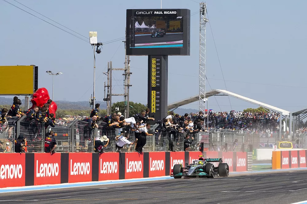 Lewis Hamilton, Mercedes W13, 2ª posición, cruza la línea de meta