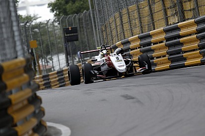 Un contact avec le mur a coûté cher à Schumacher