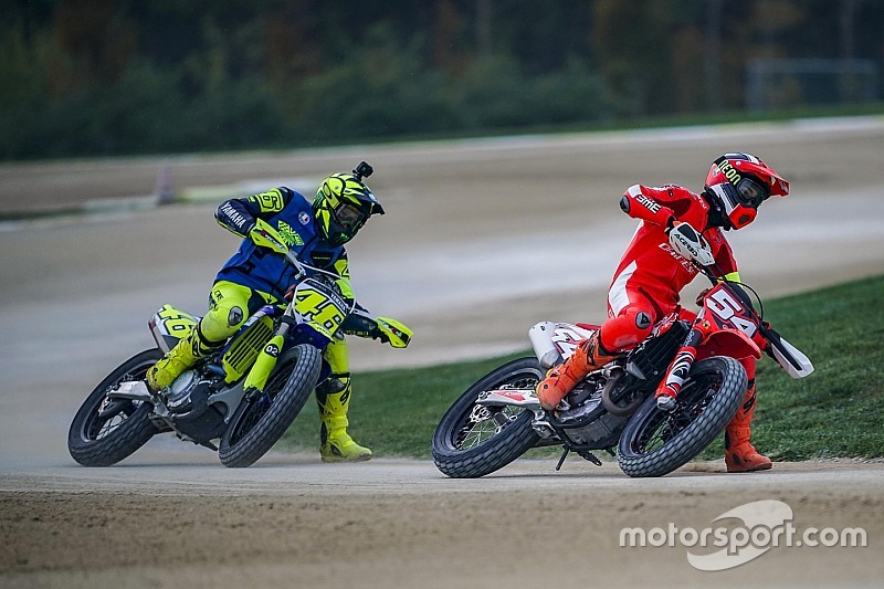 Rossi desafía a Petrucci y Dovizioso a una carrera de motocross
