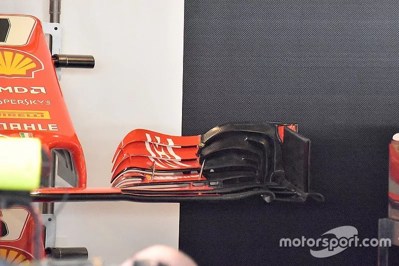Vue d&eacute;taill&eacute;e de l'aileron avant de la Ferrari SF71H