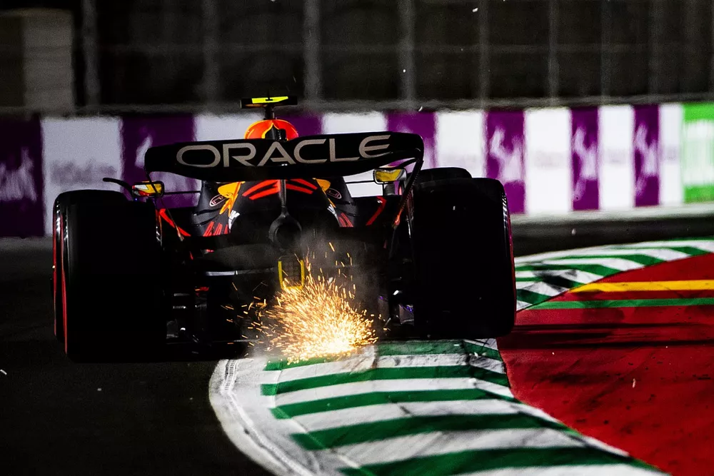 Sergio Perez, Red Bull Racing RB18, fa scintille