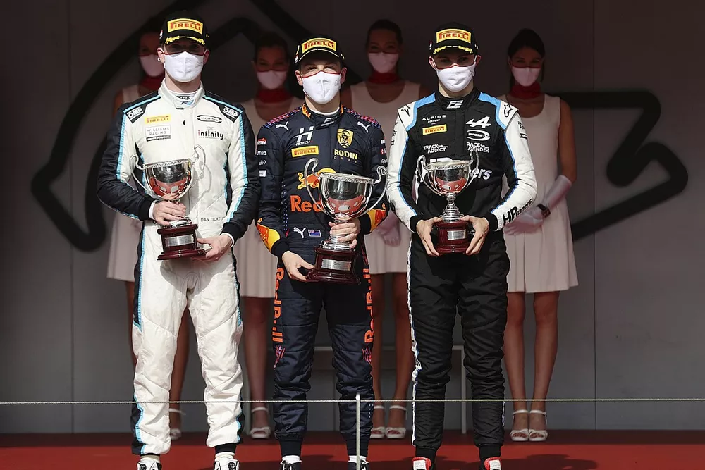 Podium: Race winner Liam Lawson, Hitech Grand Prix, second place Dan Ticktum, Carlin, third place Oscar Piastri, Prema Racing