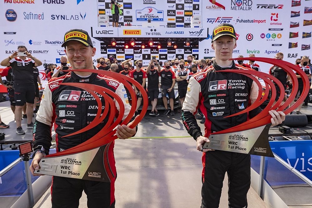 Podio: ganadores Kalle Rovanperä, Jonne Halttunen, Toyota Gazoo Racing WRT Toyota Yaris WRC
