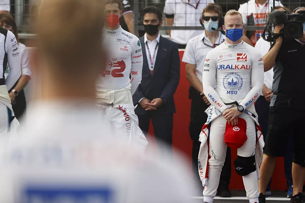 Antonio Giovinazzi, Alfa Romeo Racing, Nikita Mazepin, Haas F1, y los dem&aacute;s pilotos y personal guardan un minuto de silencio por el fallecido Mansoir Ojjeh en la parrilla de salida