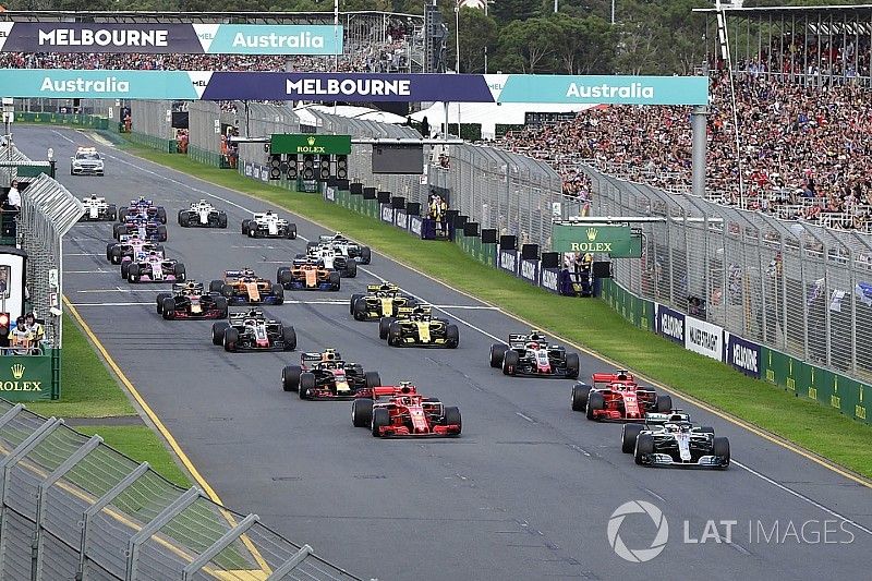 Lewis Hamilton, Mercedes-AMG F1 W09 leads at the start of the race