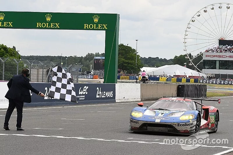 Checkered flag for #68 Ford Chip Ganassi Racing Ford GT: Joey Hand, Dirk M&uuml;ller, S&eacute;bastien Bourdais