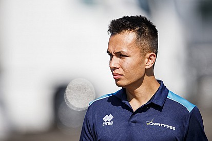 Toro Rosso confirma Albon para temporada de 2019