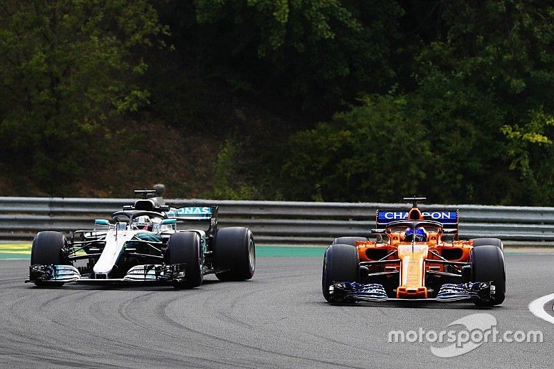 Fernando Alonso, McLaren MCL33, y Lewis Hamilton, Mercedes AMG F1 W09