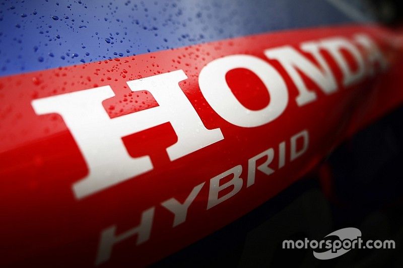 Honda Hybrid font on the body work of the Toro Rosso STR13