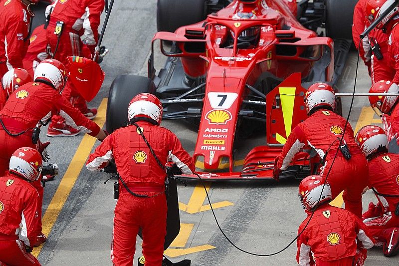 Kimi Raikkonen, Ferrari SF71H, hace un pit stop
