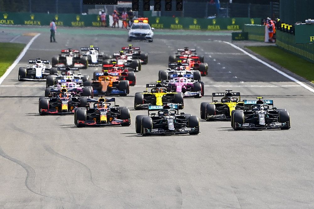 Lewis Hamilton, Mercedes F1 W11 Valtteri Bottas, Mercedes F1 W11 and Daniel Ricciardo, Renault F1 Team R.S.20 at the start of the race