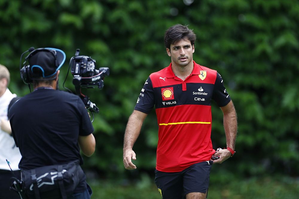 Carlos Sainz, de Ferrari, llega a la pista