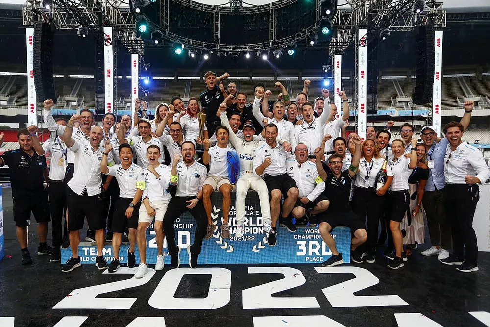 Stoffel Vandoorne, Mercedes-Benz EQ, the Mercedes Benz EQ team celebrate world championship victory