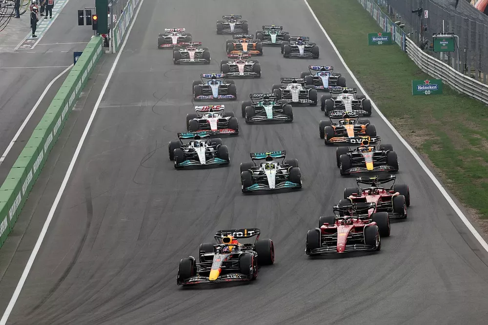 Max Verstappen, Red Bull Racing RB18, Charles Leclerc, Ferrari F1-75, Carlos Sainz, Ferrari F1-75, Lewis Hamilton, Mercedes W13, Sergio Perez, Red Bull Racing RB18, George Russell, Mercedes W13, de rest van het veld weg bij de start