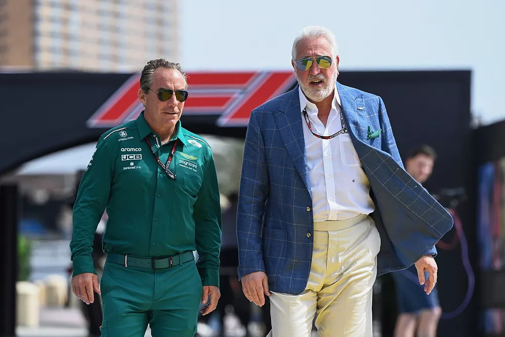 Lawrence Stroll, propietario del equipo Aston Martin F1, con un compa&ntilde;ero de equipo