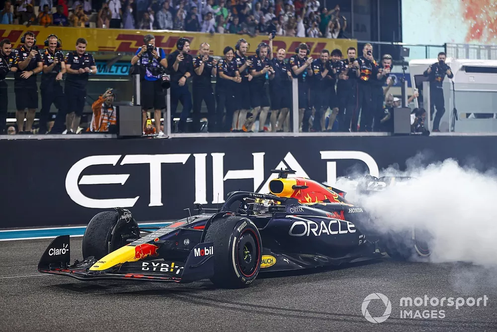 Max Verstappen, Red Bull Racing RB18, 1st position, performs donuts in celebration at the end of the race