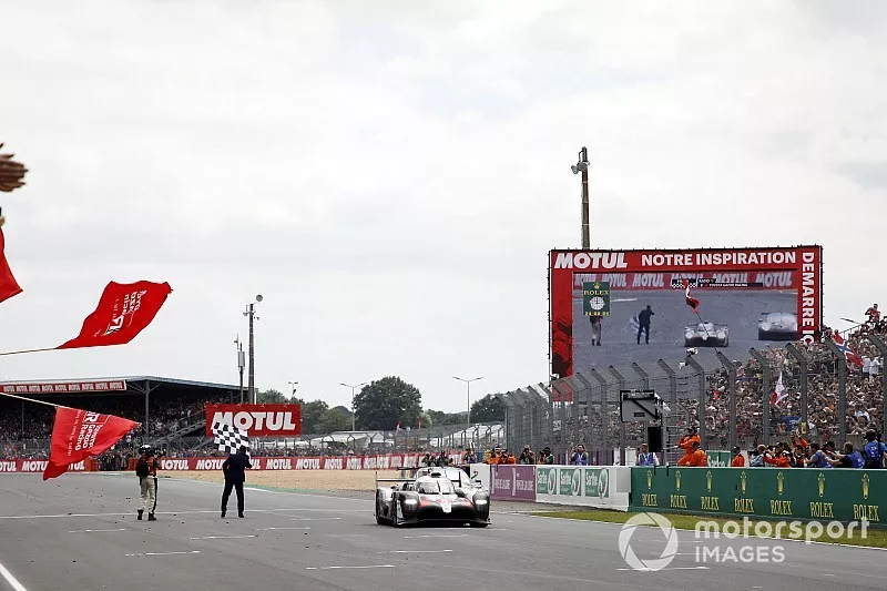 Bandera a cuadros para el #8 Toyota Gazoo Racing Toyota TS050: S&eacute;bastien Buemi, Kazuki Nakajima, Fernando Alonso