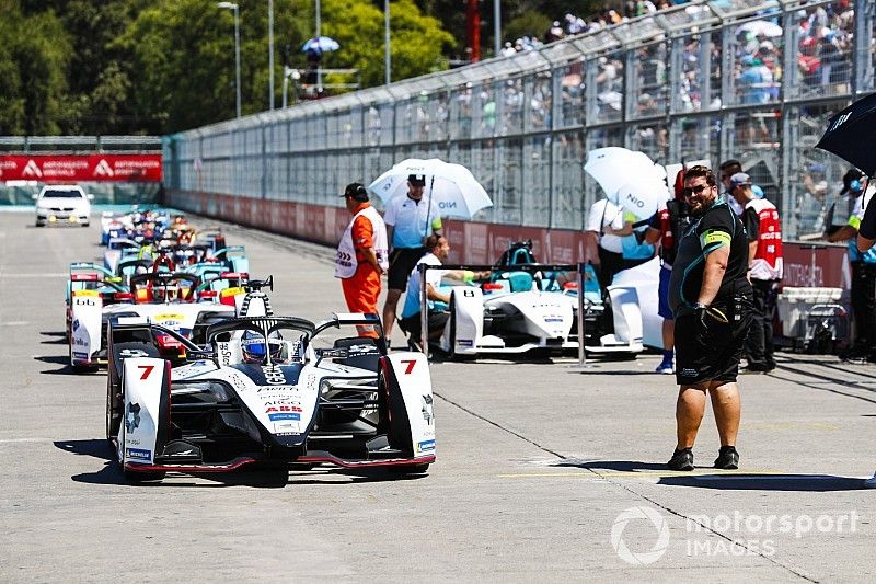 Los autos se abren camino a la parrilla, con Jos&eacute; Mar&iacute;a L&oacute;pez (ARG), GEOX Dragon Racing, Penske EV-3, en la parte delantera de la cola