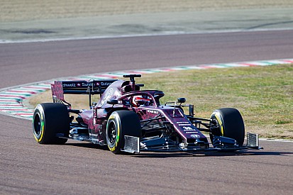 Mobil F1 Alfa Romeo edisi Hari Valentine tertangkap kamera