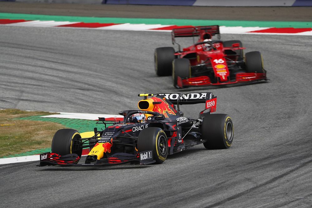 Sergio P&eacute;rez, Red Bull Racing RB16B, Charles Leclerc, Ferrari SF21