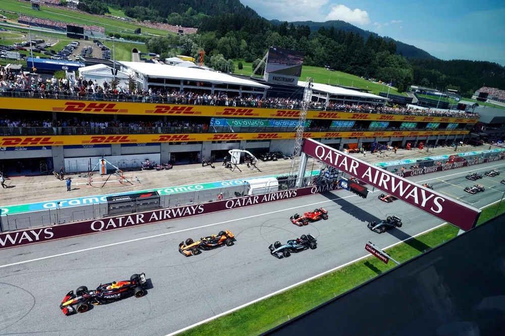 Arrancada Max Verstappen, Red Bull Racing RB20, Lando Norris, McLaren MCL38, George Russell, Mercedes F1 W15