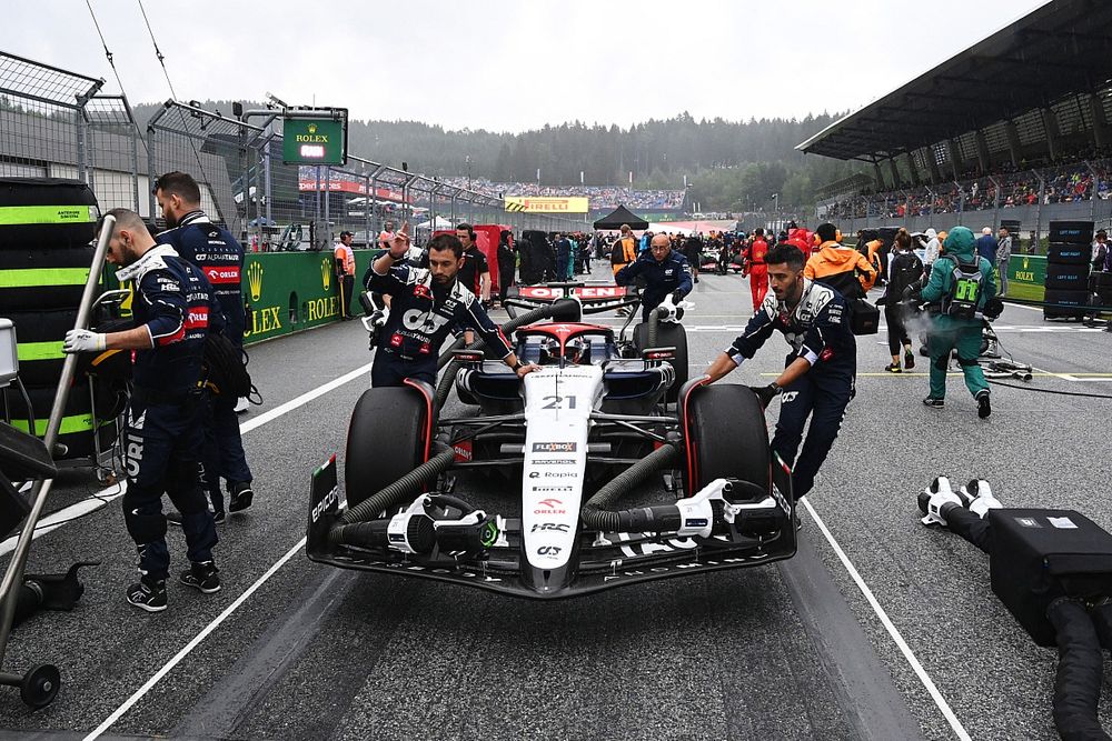 Mechanics bring Nyck de Vries, AlphaTauri AT04, on the the Sprint grid