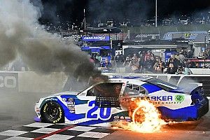 V&iacute;deo: as&iacute; se celebra una victoria, con derrapes, muro y fuego en la NASCAR