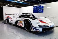 Materiał na niespodziankę?