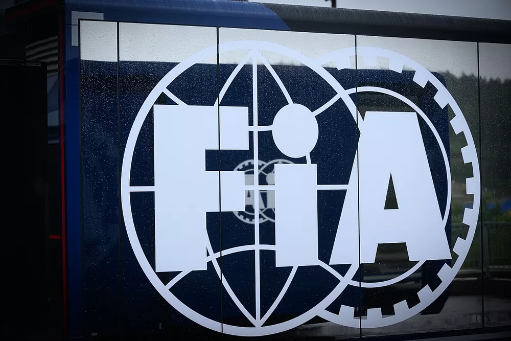 Panneau avec le logo de la FIA
