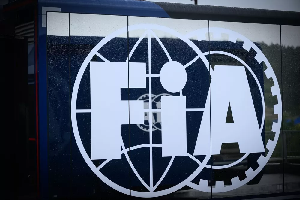 Panneau avec le logo de la FIA