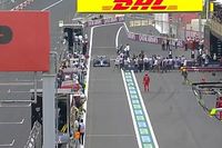 Vídeo: se roza la tragedia en el pitlane de Bakú con Ocon
