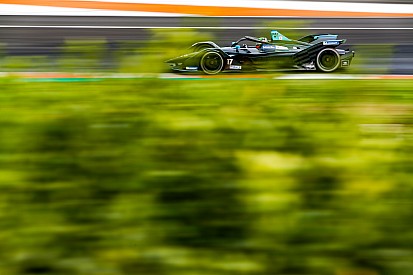 20 éves női pilóta tesztel a Formula E-ben a gerinctörést szenvedett társa helyén