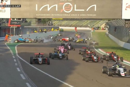 VÍDEO: Prova da F4 Italiana em Ímola é suspensa após 'big one' na largada