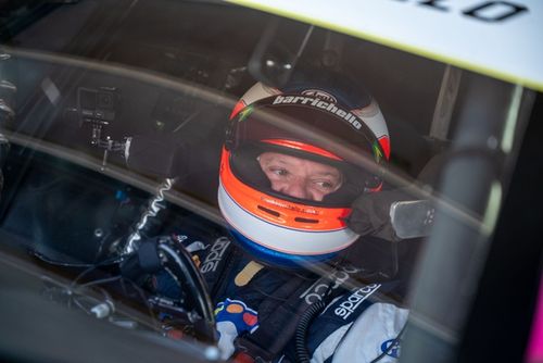 “Apaixonado” pela NASCAR Brasil, Barrichello se diz lisonjeado em brigar por título aos 53 anos