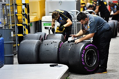 Ricciardo 27 kört ment a hiperlágy gumikon Szingapúrban