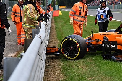 Videón, ahogy Bottas leszorítja Vandoornét a Belga Nagydíjon