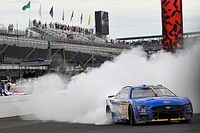 NASCAR Cup: McDowell gana en Indianápolis y Suárez es tercero