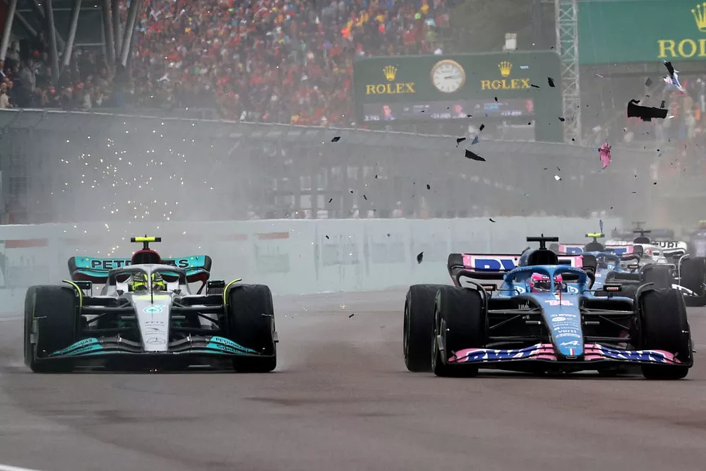 Los escombros vuelan mientras Lewis Hamilton, Mercedes W13, lucha con Fernando Alonso, Alpine A522