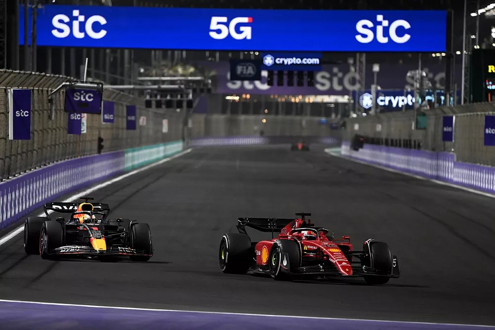 Max Verstappen, Red Bull Racing RB18, Charles Leclerc, Ferrari F1-75, battle for the lead