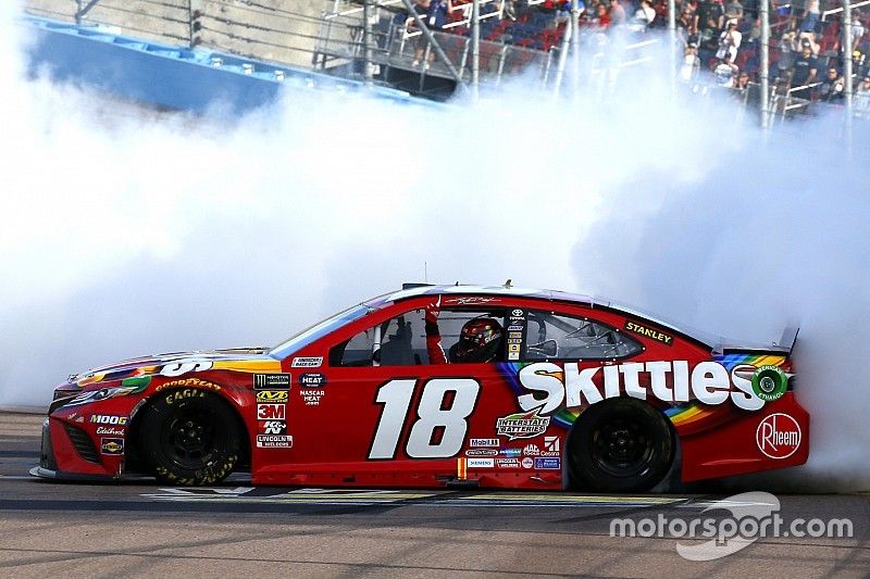 Ganador Kyle Busch, Joe Gibbs Racing, Toyota Camry SKITTLES