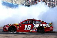Kyle Busch supera  a Truex  y llega a 199 victorias