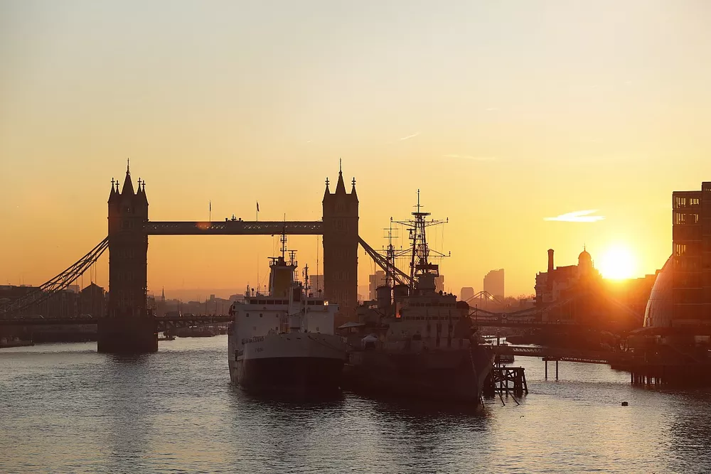 El "paddock flotante" en Santa Elena atrac&oacute; en Londres junto al HMS Belfast