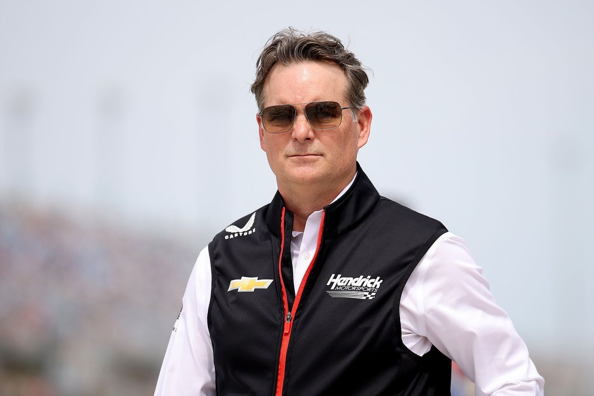 https://cdn-6.motorsport.com/images/amp/6zQ51npY/s6/jeff-gordon-vice-chairman-of-h.jpg