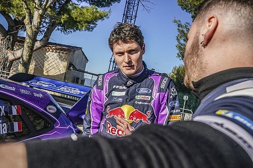 Fourmaux ayuda a reconstruir su coche del WRC tras su accidente