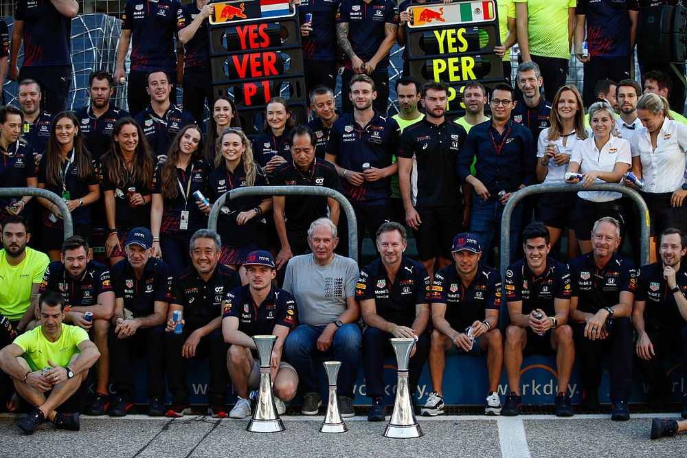 Adrian Newey, Chief Technical Officer, Red Bull Racing, Masashi Yamamoto, General Manager, Honda Motorsport, Helmut Marko, Consultant, Red Bull Racing, Christian Horner, Team Principal, Red Bull Racing, Max Verstappen, Red Bull Racing and Sergio Perez, Re