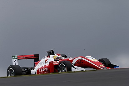 FIA F3 Hockenheim: Zhou galibiyete uzandı, Ticktum 5.