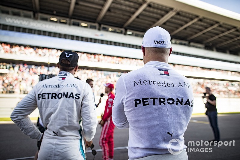 Hamilton: „Nincs okom arra, hogy elhagyjam a Mercedest”