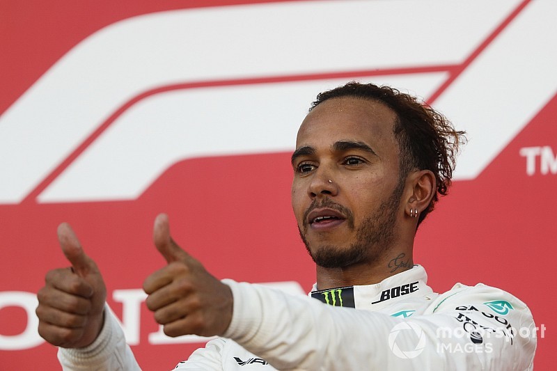 Hamilton egy Ferrarival hangol az ötödik világbajnoki címére