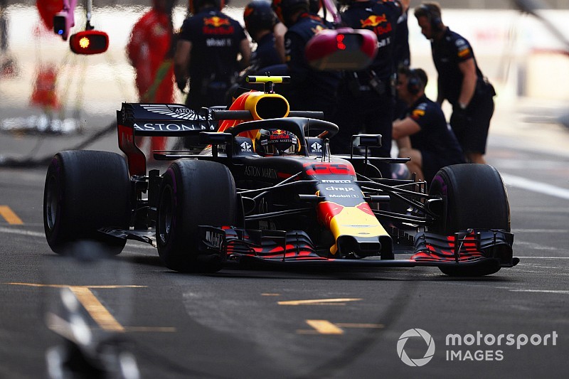Verstappen vola, poi lo ferma un problema idraulico: